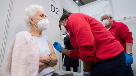 Eine Ärztin impft eine 90-jährige Frau in einem Impfzentrum in Frankfurt gegen das neuartige Coronavirus. Folgen der Erkrankung wären wahrscheinlich schwerwiegender als mögliche Folgen der Impfung.