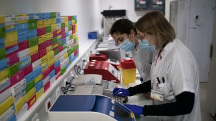 Medizintechniker untersuchen am Universitätsklinikum Marseille Corona-Proben (Archivbild)