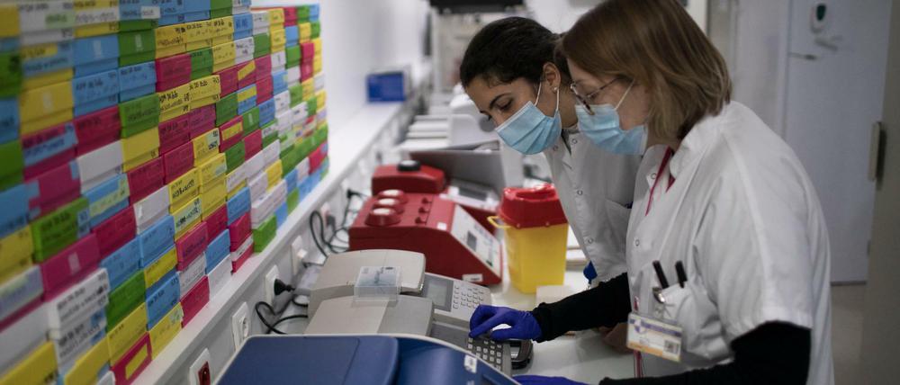 Medizintechniker untersuchen am Universitätsklinikum Marseille Corona-Proben (Archivbild)