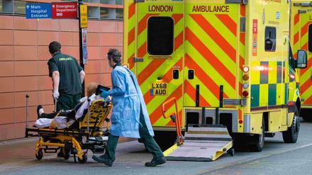 Einen Krankenwagen vor einer Klinik in London – hier Ende Januar 2021.