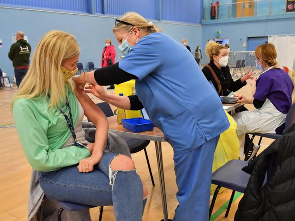 Eine Frau erhält in Wales ihre Impfung.