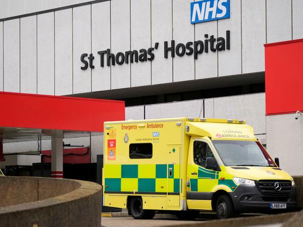 Ein Krankenwagen steht vor dem St. Thomas Krankenhaus in London