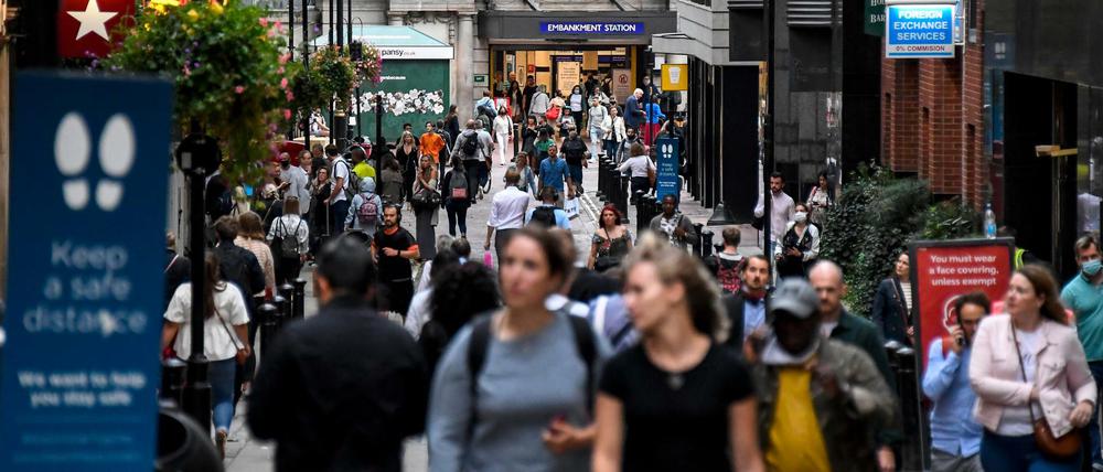Menschen gehen in London die Straße entlang - in Großbritannien haben sich bislang mehr als 425.000 Menschen mit dem Coronavirus infiziert.