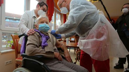 Eine 101-jährige Heimbewohnerin in Halberstadt erhielt den ersten Corona-Impfstoff in Deutschland.