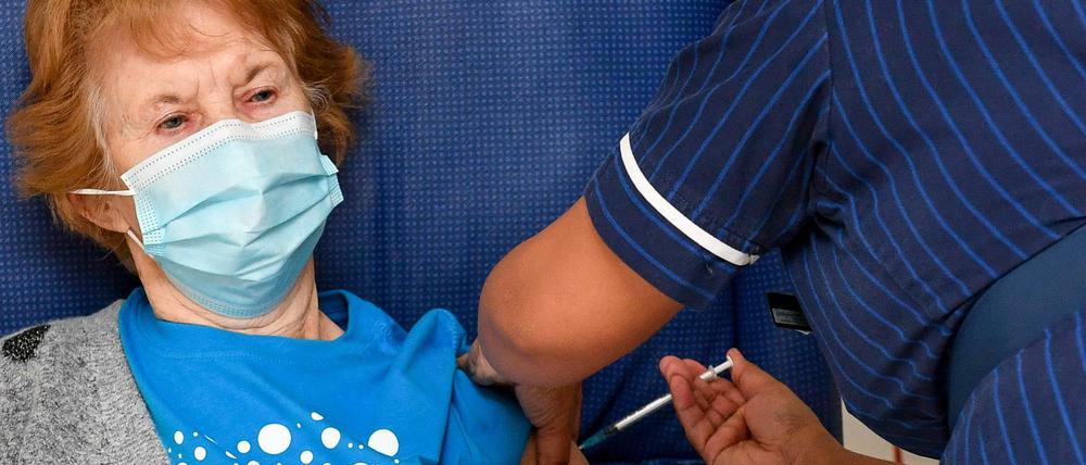 Großbritannien, Coventry: Die 90-jährige Margaret Keenan bekommt im Universitätskrankenhaus Coventry den Pfizer/BioNtech-Impfstoff gegen das Coronavirus. Holprig verlief der Start fast überall.