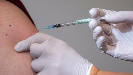 Ein Mann bekommt im Impfzentrum seine Booster-Impfung (Biontech/Pfizer) gegen das Coronavirus. 