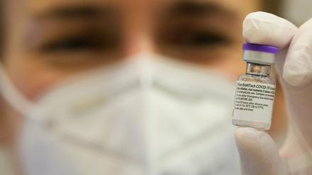 Eine Ärztin hält ein Dosis des Pfizer-Biontech-Impfstoffes gegen Covid-19 zwischen den Fingern.