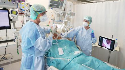 Ärzte und Pfleger untersuchen einen Patienten auf der Covid-19 Intensivstation im SRH Waldklinikum.