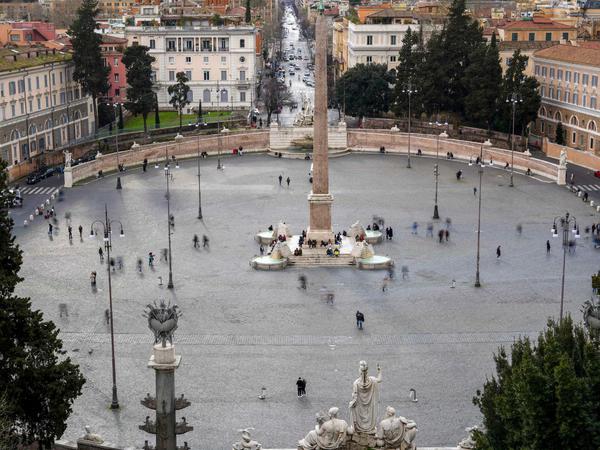 Passanten spazieren am Samstag über die Piazza del Popolo in Rom.