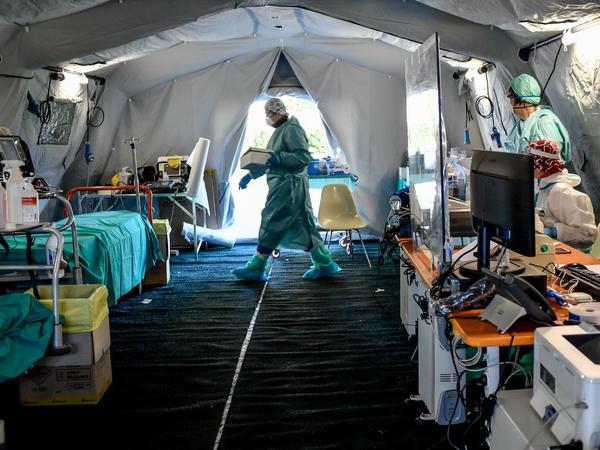 Medizinisches Personal arbeitet in einem Notfallzelt in der Stadt Brescia.