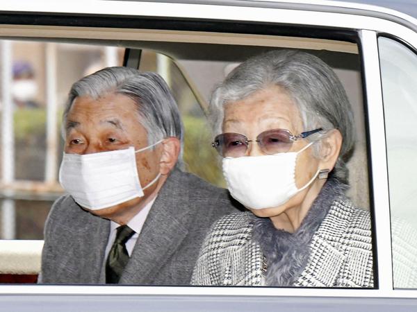 In Asien ganz normal: Das Japanische Kaiserpaar mit Maske.