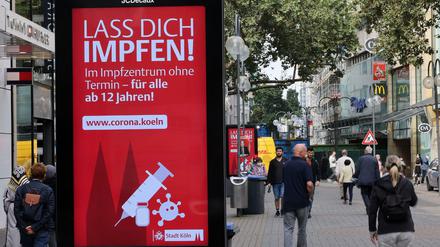 Ein Werbedisplay in der Fußgängerzone von Köln.