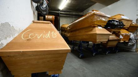 Meißen: Mit Kreide geschrieben steht "Covid19" auf einem Sarg mit einem Verstorbenen, der an oder mit dem Coronavirus gestorben ist. 