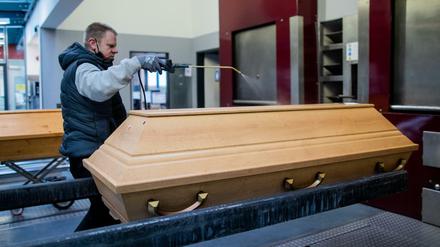 In einem Krematorium in Dülmen wird ein Sarg zur Einäscherung vorbereitet.