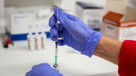 Eine Arzthelferin bereitet eine Impfung gegen das Coronavirus vor. 