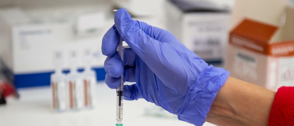 Eine Arzthelferin bereitet eine Impfung gegen das Coronavirus vor. 
