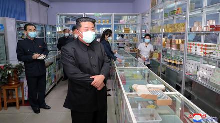 Nordkoreas Machthaber Kim Jong Un in einer Apotheke