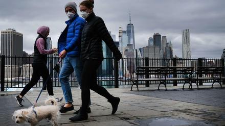 New Yorker spazieren mit Mund-Nasen-Schutz am Ufer des East River in Brooklyn (Symbolbild).