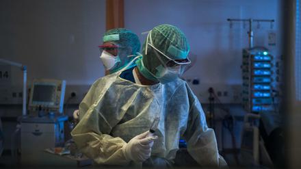 Ärzte behandeln einen Coronavirus-Patienten im Kantonsspital "La Carita" in Locarno.