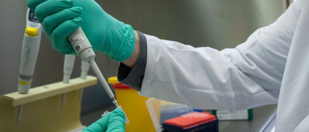 Ein Forscher testet auf Mutationen des Coronavirus vorbereitet wird.