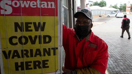 Ein Tankwart in Pretoria stellt Werbung für eine Zeitung auf.