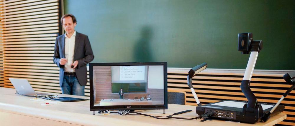 Ein Dozent an der Universität Mannheim, demonstriert in einem Hörsaal der Universität die Aufzeichnung einer digitalen Wirtschaftsvorlesung.