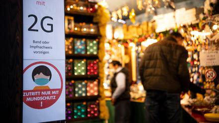 Ein Schild weist auf die 2G-Regel auf dem Weihnachtsmarkt in Bremen hin.