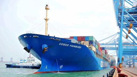 Der Containerfrachter „Cosco Hamburg“ der chinesischen Reederei Cosco liegt im Containerhafen der chinesischen Stadt Qingdao.