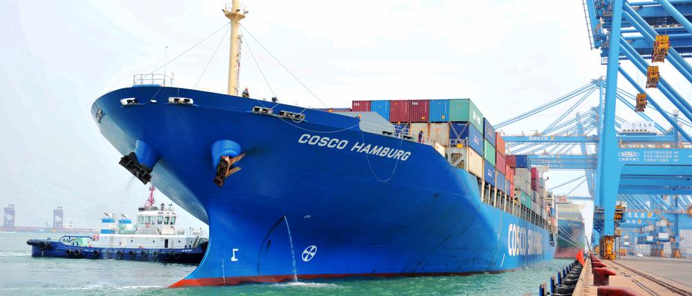 Der Containerfrachter „Cosco Hamburg“ der chinesischen Reederei Cosco liegt im Containerhafen der chinesischen Stadt Qingdao.