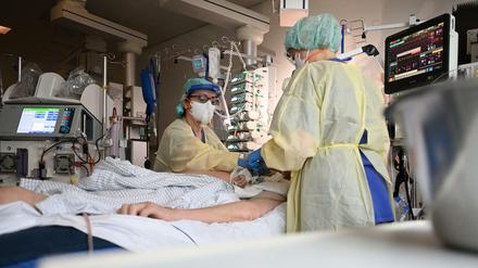 Ein Patient liegt auf der Intensivstation für Covid-19 Patienten im künstlichen Koma und wird beatmet