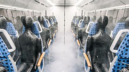Rauch soll in nachgebildeten Bahnabteilen sichtbar machen, wie sich dort Aerosole verbreiten, die in der Realität Viren enthalten könnten. 