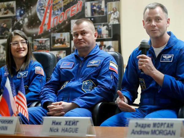 Christina Koch, Astronautin aus den USA, Alexej Owtschinin, Kosmonaut aus Russland, und Nick Hague, Astronaut aus den USA (v.li.) während einer Pressekonferenz. Sie brechen voraussichtlich am 14. März zu einem mehrmonatigen Aufenthalt zur ISS auf. 