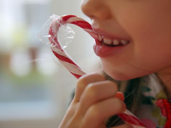 Kinder lieben Süßes. Hoher Zuckerkonsum im Kindesalter kann Krankheiten im Erwachsenenalter begünstigen.