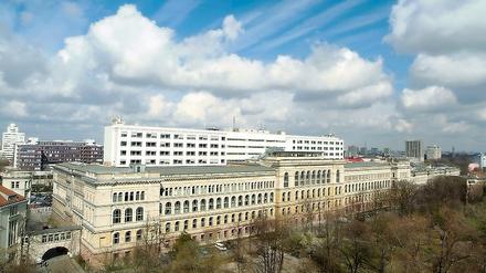 Das Hauptgebäude der Technischen Universität Berlin an der Straße des 17. Juni.