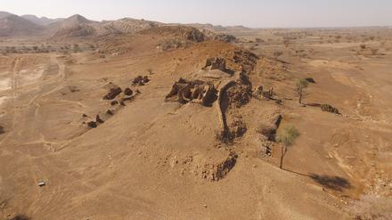 Luftbild einer verlassenen und verfallenen Lehmziegelsiedlung im Oman.