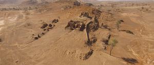 Luftbild einer verlassenen und verfallenen Lehmziegelsiedlung im Oman.