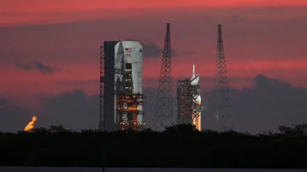 Warten. Noch immer steht die Delta IV-Rakete auf dem Stützpunkt Cape Canaveral. Sie soll das neue Raumschiff "Orion" zu einem Testflug ins All bringen. 