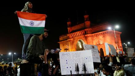Proteste gegen die Attacken auf Studierende in Mumbai am Montagabend.