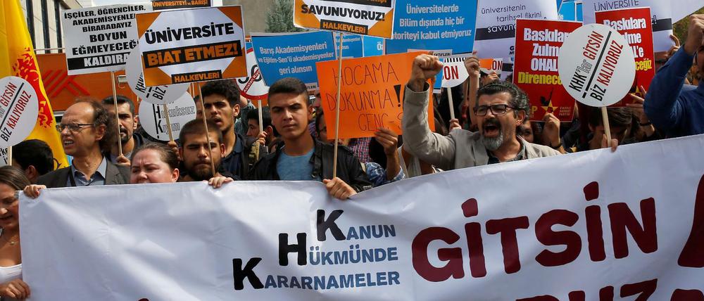 In der Türkei wird im September 2016 gegen die Suspendierung von Wissenschaftlern demonstriert. 