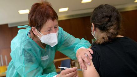 Eine Frau wird in Bonn geimpft.