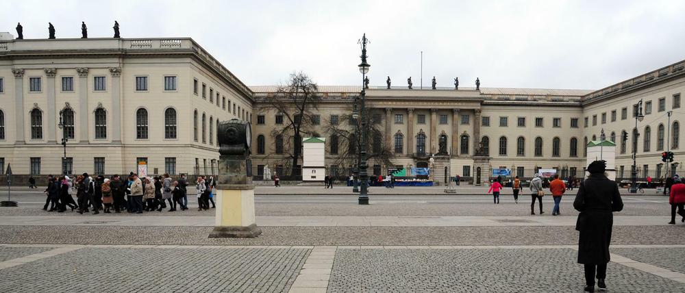 Das historische Hauptgebäude der Humboldt-Universität zu Berlin vom Bebelplatz aus gesehen.