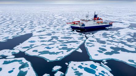 Das Forschungsschiff Polarstern ist inmitten von tauenden Eisschollen zu sehen.