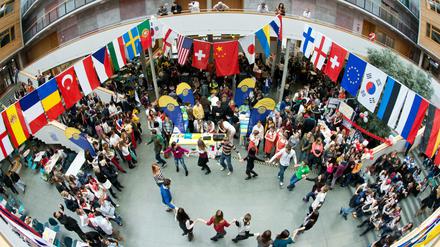 Studierende tanzen beim "International Day" 2013 an der Viadrina.