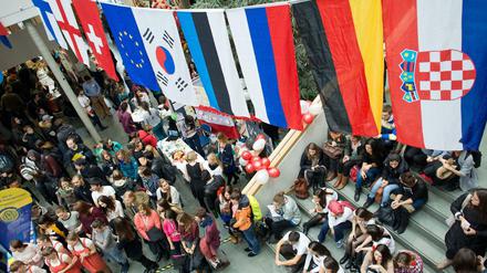 Studierende feiern beim International Day an einer Universität.