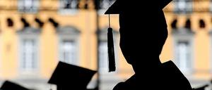Der Zugang zur Promotion ist für Absolventen von Fachhochschulen schwieriger als für Universitätsabsolventen.