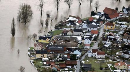 Land unter. Mit Überflutungen wie hier an der Donau, müssen die Deutschen künftig häufiger rechen. Denn der Klimawandel beeinflusst die Niederschlagsverteilung.