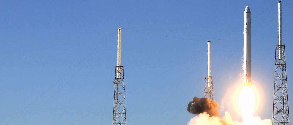 Das acht Tonnen schwere "Dragon"-Vehikel der US-Firma SpaceX geht in die Luft.
