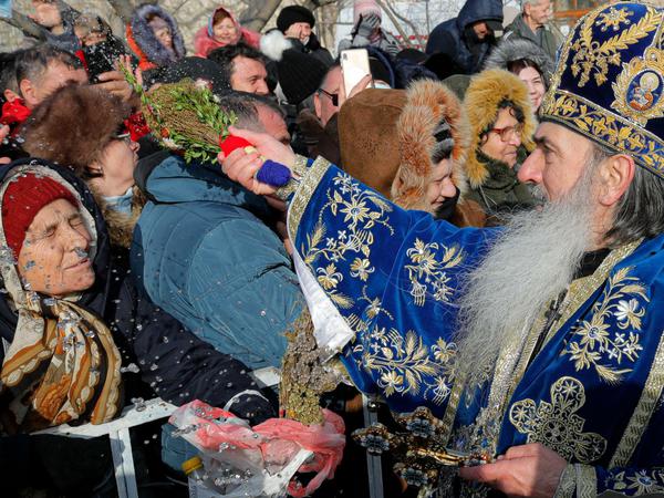 Erzbischof Teodosie Petrescu segnet Anfang 2020 Gläubige – ohne Maske.