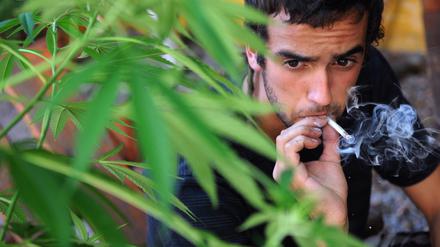 Ein Mann raucht Marihuana (Symbolbild).