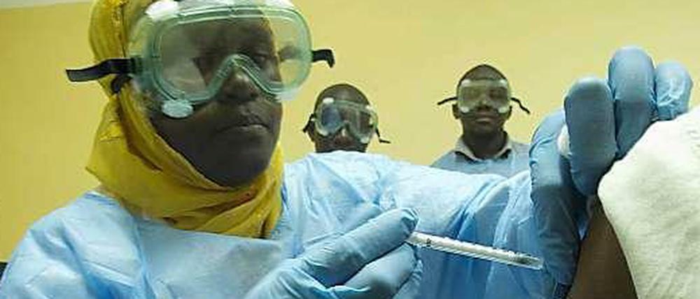 Hoffnung auf einen Schutz. Die Verträglichkeit, Immunreaktion und Wirksamkeit von Ebola-Impfstoffen werden inzwischen in verschiedenen afrikanischen Ländern getestet.